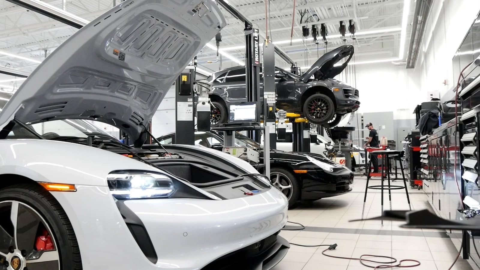 Unveiling Al Quoz's Porsche Service Center 